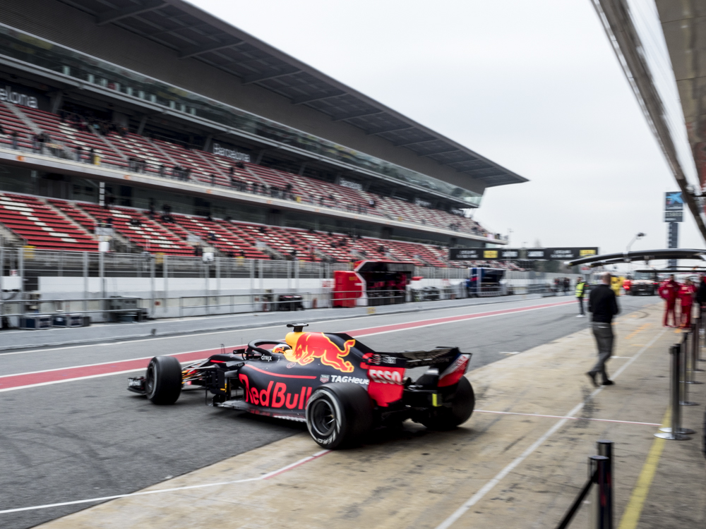 Daniel Ricciardo, de teamgenoot van Max Verstappen, vertrekt uit de pits van Red Bull tijdens de eerste F1-test van 2018 op het circuit van Barcelona.
